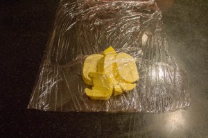 Posez les 300 g de beurre entre deux feuilles de papier film