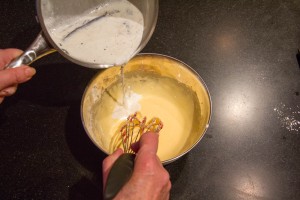 Versez progressivement le lait chaud sur la crème