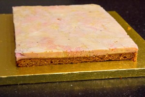 Retournez le cadre sur un plateau et démoulez le gâteau de foie gras