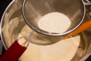 Tamisez et incorporez la farine