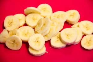 Épluchez et coupez une banane en rondelles