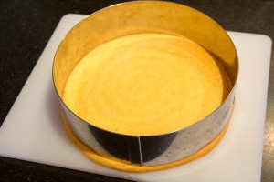 Ajustez la pâte aux dimensions du cercle