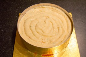 Posez un disque de biscuit aux amandes et punchez le avec le sirop. recouvrez du restant de mousse au fromage blanc.