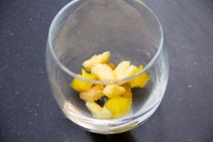 Déposez ananas, croûtons de brioches et bananes au fond de la verrine
