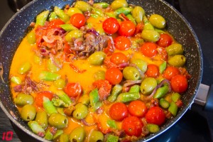 Ajoutez tous les légumes et le chorizo à la sauce