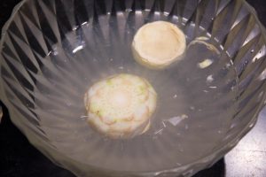 Réservez les artichautsdans le bol d'eau citronnée