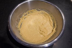 Versez la farine dans un grand récipient et mélangez la avec les 3 dl d'eau froide