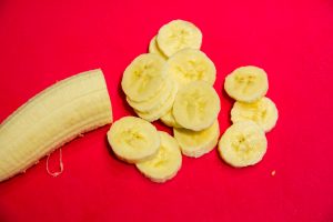coupez les bananes en fines rondelles