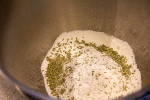 Versez la farine, le sel et les graines de fenouil dans le bol