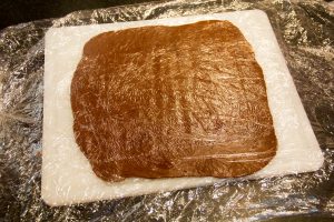 Étalez la pâte entre deux feuilles de papier cuisson ou film alimentaire