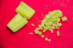 Coupez l'équivalant de deux belles cuillerées à soupe de concombre restant en tous petits dés