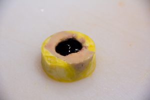 Remplissez le creux du bonbon de crème de vinaigre balsamique