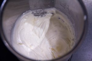 Mixez la crème pour en faire une chantilly légère