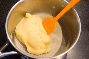 Pâte à choux: versez d'un coup la farine hors du feu et mélangez bien