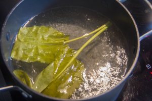 Plongez les feuilles d'oseille dans l'eau bouillante très rapidement