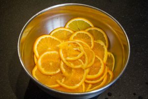 Coupez les oranges en tranches de 2 mm d'épaisseur maximum