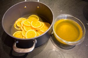 Égouttez les oranges mais conservez le sirop de trempage