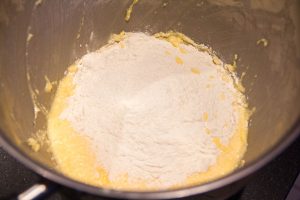 En dernier ajoutez la farine tamisée ainsi que le sel et l'extrait de vanille