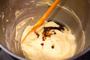 En dernier ajoutez la farine tamisée ainsi que le sel et l'extrait de vanille