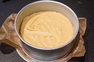 Versez la pâte dans le moule beurré et fariné