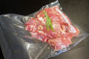 Assaisonnez et placez la viande dans le sac sous vide avec le romarin.