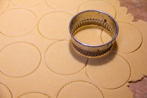 Étalez la pâte et détaillez des ronds au dimensions de vos moules avec l'emporte pièce