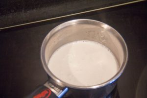 Faites bouillir le lait de coco avec l’agar agar pendant une minute