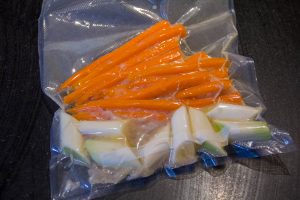 Mettez les échalotes, poireaux et carottes en sachet et scellez sous vide