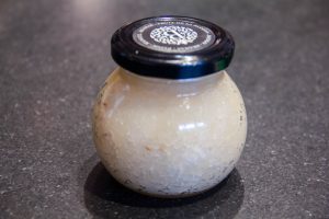 Conservez la confiture de coco au frigo dans un bocal