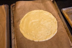 Étalez la pâte sur vos ronds dessinés sur les feuilles de papier cuisson 
