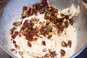 Mélangez la crème glacée à la vanille avec les noix de pécan caramélisées