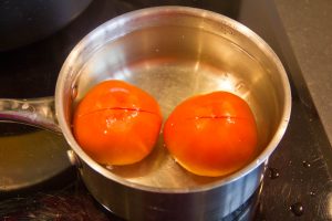 Plongez les tomates dans de l'eau bouillante pendant une minute