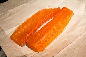 Coupez le dos de saumon en deux