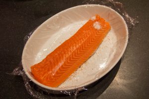 Déposez le premier filet de saumon dans le plat