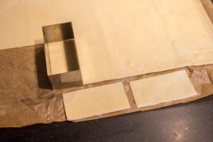 Découpez des rectangles de pâte feuilletée
