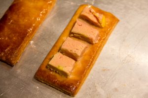 Déposez quatre petits dés de foie gras sur un rectangle de pâte feuilletée
