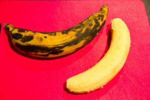 Épluchez les bananes plantain et coupez-les en morceaux