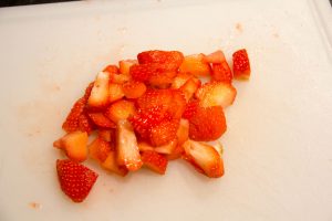 Coupez les fraises en morceaux