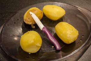 Faites cuire les pommes de terre à l'eau salée ou à la vapeur