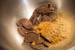 Versez les galets de chocolat ainsi que le sel et la poudre de réglisse dans un grand bol