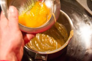 Battez les jaunes d’œuf et ajoutez-les avec les 3 cl d'eau ,tout en fouettant, au jus de citron réduit