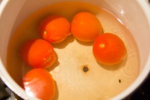 Puis pochez les tomates une minute dans l'eau bouillante