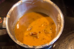 Ajoutez une cuillerée à soupe de cognac au jus de cuisson de la viande et faites cuire doucement quelques minutes de manière à faire évaporer l'alcool