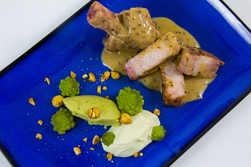 Côtes de porc Ibérico basse température, sauce pruneaux et déclinaison de choux aux noisettes