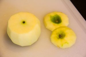 Coupez les deux extrémités des pommes