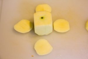 Puis coupez les quatre côtés des pommes de manière à former un beau cube régulier