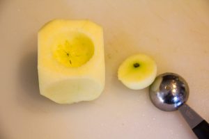 Creusez bien les pommes à l'aide de votre cuillère parisienne