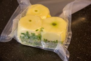 Mettez les pommes sous vide avec une branche de thym frais et une noix de ghee
