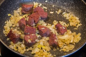 Ajoutez le boudin aux oignons