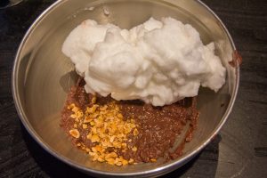 Incorporez les blancs à la chair du boudin noir